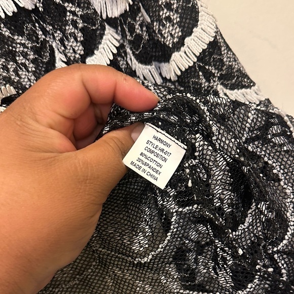 Chic Scallop Lace Black and White Blouse - Picture 8 of 8